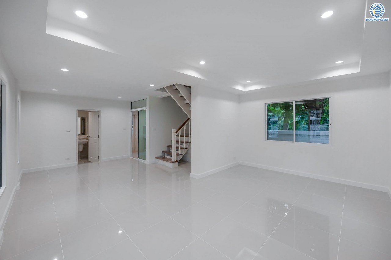 บ้านมือสองตกแต่งใหม่ โครงการ ชัยพฤกษ์ บางบัวทอง จากแบรนด์ LH หลังใหญ่กว่า 62.6 ตร.ว. ฟังก์ชัน 3 ห้องนอน 2 ห้องน้ำ จอดรถได้ 2 คัน พร้อม Facilities ครบครัน บนทำเลเดินทางสะดวก ติดถนนบางกรวย-ไทรน้อย ใกล้เซ็นทรัลเวสต์เกต และรถไฟฟ้าสายสีม่วง "สถานีบางพลู"...